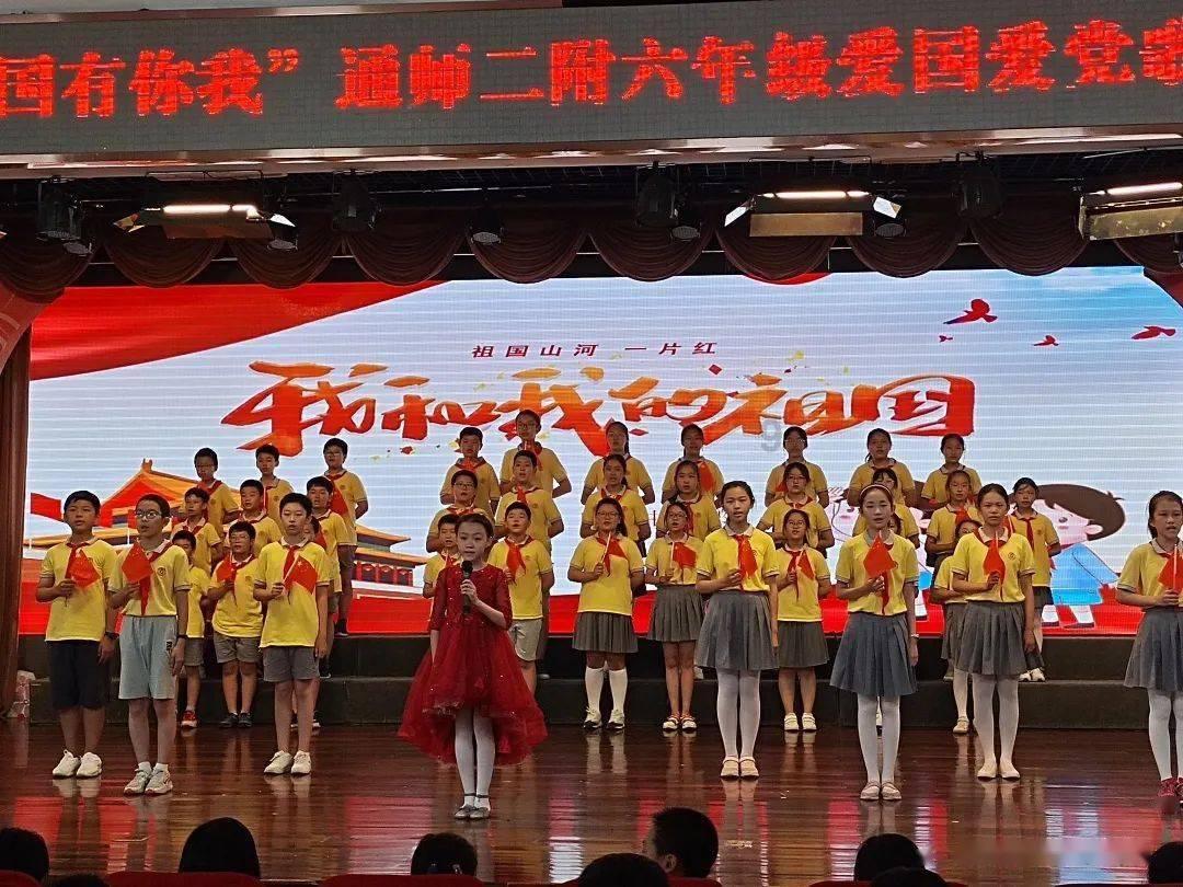 转了4圈,从最左侧车道翻到应急车道,司机逃过一劫